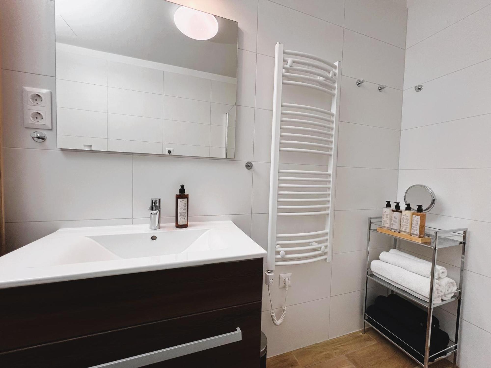 Luxe Central Studio With Pool, Parking & Ac Boedapest Buitenkant foto